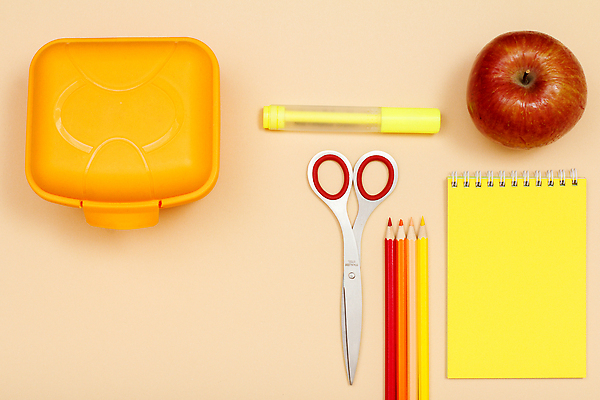 포토 JPG 해외이미지 종이 문구용품 색연필 사람없음 스터디 연필 노란색 주황색 공책 공백 사과 오브젝트 형광펜 도시락통 해외202309 해외포토 컬러 과일 학용품 학습 필기구 펜 용기_그릇 파일형식