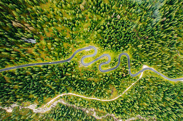 포토 JPG 해외이미지 유럽 도로 여행 곡선 자동차 자연 산 안테나 사람없음 환경 골짜기 계곡 이탈리아 운전 차도 뱀 고속도로 황무지 승차 숲 오솔길 통과 드론 랜드마크 루트 방법 선로 해외202309 해외포토 나라 길 선 육상교통 통신 교통시설 파충류 모션 생태계 파일형식