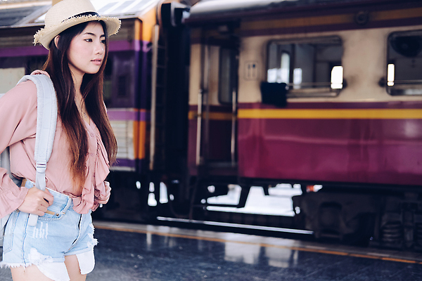 포토 JPG 해외이미지 여자 아시아 여행 가방 배낭 교통시설 한명 사람 앉기 동양인 야외 여행객 기차 기다림 역 단상 백패커 혼자 해외202309 해외포토 1 잡화 나라 육상교통 교통 모션 대중교통 인종 시설 파일형식