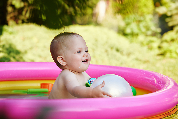포토 JPG 해외이미지 식물 공 한명 상반신 옆모습 귀여움 풀장 수영 신생아 누드 여자아기한명만 해외202309 해외포토 1 뷰포인트 컨셉 수영장 사람 아기 수상스포츠 여자한명만 여자아기만 파일형식
