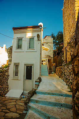 포토 JPG 해외이미지 전통 외관 유럽 벽 여행 건축양식 창문 휴가 출입구 거리 주택 사람없음 야외 건물 목재 세로 초록색 여름 파란색 여행객 문 마을 정원 수확 골동품 바위 시골 도시 센터 역사 도심 지중해 묘사 질감 복고 안락의자 지역 타운 칠면조 랜드마크 옛날 스타일 해외202309 해외포토 나무 건축물 계절 건축 나라 바다 컬러 농업 의자 재료 조류 사람 돌_바위 파일형식