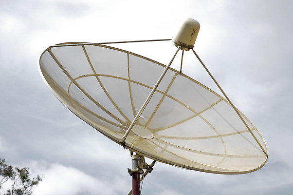 포토 JPG 해외이미지 접시 파도 통신 하늘 사람없음 자료 장비 인공위성 흰색 수화기 라디오 소통 해외202309 해외포토 식기 바다 컬러 컨셉 전자제품 전화기 파일형식