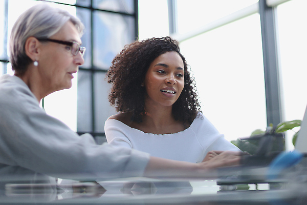 포토 JPG 해외이미지 직업 라이프스타일 여자 2 인터넷 비즈니스 사업가 탁자 성공 노동자 아파트 아이디어 함께함 실내 미소 사람 앉기 두명 가로 노트북 전자제품 컴퓨터 사무실 자료 비즈니스우먼 그물 그룹 동료 긍정 프로그래머 프리랜서 해외202309 해외포토 가구 컨셉 관계 모션 주택 표정 내부 생활 직장인 파일형식