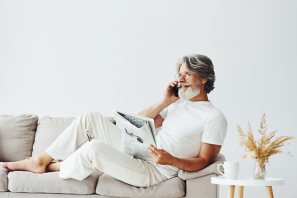 포토 JPG 해외이미지 전신 백인 할아버지 노년 남자 여유 탁자 휴식 수염 실내 한명 들기 옆모습 실버라이프 스마트폰 소파 독서 꽃병 머그컵 신문 통화 노인남자한명만 안경낌 해외202309 해외포토 서양인 1 라이프스타일 꽃 감정 안경 뷰포인트 가구 컨셉 의자 모션 사람 성인 내부 간행물 컵 핸드폰 스마트기기 뉴스 남자한명만 노인남자만 파일형식