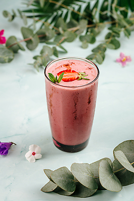 포토 JPG 해외이미지 열매 음료 음식 다이어트 과일 유리 딸기 디저트 건강 사람없음 세로 우유 추위 신선 칵테일 달콤 혼합 유기농 요거트 쉐이크 내추럴 스무디 해외202309 해외포토 식물 웰빙 재질 유제품 주류 맛 파일형식