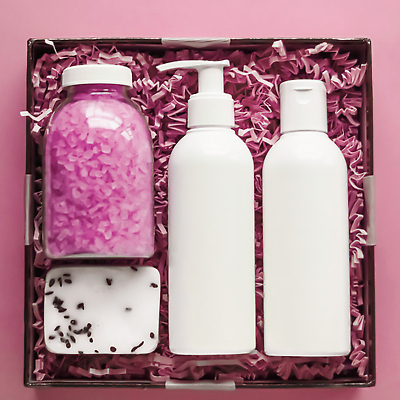 포토 JPG 해외이미지 사람없음 상자 하이앵글 화장품 오브젝트 피부관리 담기 비누 공병 바디케어 화장품가방 입욕소금 해외202309 해외포토 뷰포인트 가방 모션 위생용품 뷰티 미용용품 소금 병_담는 파일형식