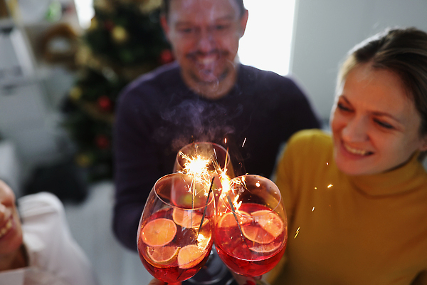 포토 JPG 해외이미지 라이프스타일 여자 남자 행복 안경 크리스마스 겨울 장난 휴가 불꽃 새로움 기념 함께함 폭죽 관리 사람 이벤트 두명 친구 빛 파티 유행 기쁨 축하 잡기 칵테일 생일 그룹 고급 저녁 샴페인 연도 클럽 건배 토스트 주말 시끄러움 축배 크리스마스이브 유흥 해외202309 해외포토 잡화 계절 기념일 감정 빵 컨셉 관계 모션 불 주류 생활 야간 파일형식