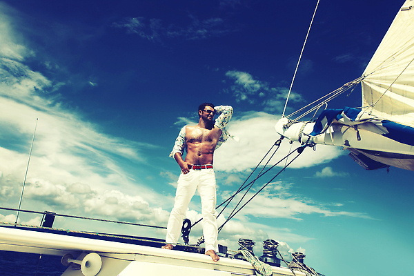 포토 JPG 해외이미지 라이프스타일 남자 행복 스포츠 바다 여행 요트 교통시설 휴가 휴식 항해 한명 물 선글라스 여행객 맑음 자유 보트 재산 고급 크루즈 갑판 함선 선원 뱃놀이 수평선 해외202309 해외포토 자연요소 1 감정 안경 교통 컨셉 배_교통 날씨 사람 생활 금융 전통놀이 시설 파일형식