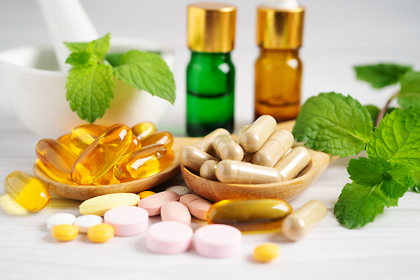 포토 JPG 해외이미지 건강 사람없음 알약 약 숟가락 스포이트 허브 유기농 절구 공병 절구방아 해외202309 해외포토 식물 웰빙 의학 수저 도구 피펫 병_담는 파일형식