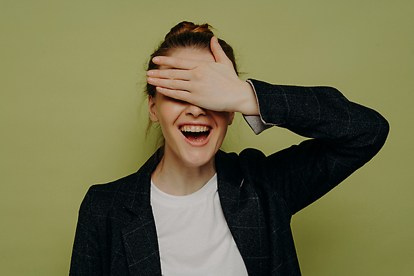 포토 JPG 해외이미지 백인 학생 손 여자 행복 감정 얼굴 포즈 놀이 실내 관리 한명 서기 미소 웃음 앞모습 10대 빛 뷰티 갈색 카메라 어둠 놀람 재킷 정상 고민 쇼 보여주기 생강 숨기 정중 표현성 해외202309 해외포토 서양인 1 뷰포인트 컬러 컨셉 채소 모션 청소년 표정 사람 내부 신체부위 전자제품 외투 파일형식