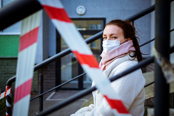 포토 JPG 해외이미지 백인 1 라이프스타일 유럽 리본 얼굴 여행 백그라운드 거리 프레임 건강 경고 가면 한명 사람 야외 여행객 고통 환자 금지 흰색 도시 바이러스 보호 질병 사인 보안 감염 전염병 해외202309 해외포토 서양인 감정 나라 컬러 컨셉 의학 안전 생활 신체부위 파일형식