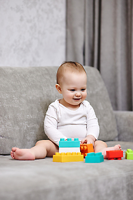 포토 JPG 해외이미지 1 교육 행복 어린이 컬러 장난 놀이 벽돌 바닥 주택 한명 사람 앉기 내부 학습 장난감 뷰티 쌓기 탑 블록 유치원 놀이방 기쁨 방 게임 아기 잡기 놀이터 작음 큐브 짐차 걸음마 관심 해외202309 해외포토 건축물 감정 모션 자동차 건물 크기 파일형식