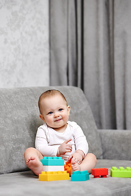 포토 JPG 해외이미지 전신 응시 한명 들기 앉기 앞모습 소파 장난감 귀여움 블록 회색 신생아 커튼 여자아기한명만 해외202309 해외포토 1 시선 뷰포인트 컬러 컨셉 의자 모션 사람 아기 여자한명만 여자아기만 파일형식