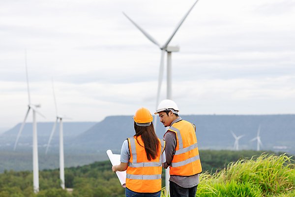 포토 JPG 해외이미지 여자 남자 들기 상반신 성인 야외 두명 옆모습 뒷모습 엔지니어 숲 안전모 풍력발전소 안전조끼 성인만 해외202309 해외포토 뷰포인트 모션 사람 발전소 기술자 풍력에너지 헬멧 안전장비 파일형식