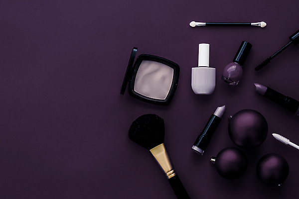 포토 JPG 해외이미지 사람없음 하이앵글 보라색 화장품 오브젝트 매니큐어 메이크업브러쉬 오너먼트 카피스페이스 해외202309 해외포토 뷰포인트 컬러 크리스마스장식 뷰티 공백 붓 파일형식