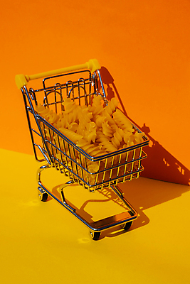 JPG 해외이미지 음식 사람없음 쇼핑카 상승 파스타면 폭등 비용 주황색배경 해외202310 해외포토 포토 백그라운드 컨셉 파스타 경제 쇼핑 주황색 카트 면류 파일형식