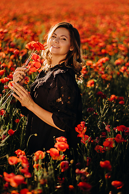 포토 JPG 해외이미지 여자 백그라운드 꽃밭 한명 들기 상반신 성인 옆모습 빨간색 화려 양귀비 성인여자한명만 해외202309 해외포토 1 꽃 뷰포인트 컬러 컨셉 모션 사람 여자한명만 성인여자만 파일형식