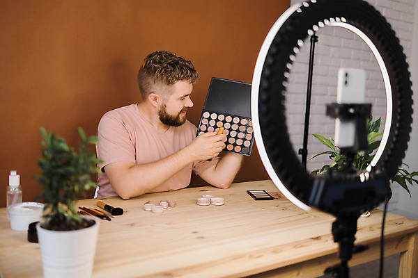 포토 해외이미지 남자 중년 전등 실내 한명 상반신 앞모습 스마트폰 화장 화장용품 방송 화장대 과정 리뷰 소셜네트워크 중년남자한명만 크리에이터 뷰티크리에이터 1인미디어 영상촬영 해외202309 해외포토 직업 1 뷰포인트 가구 컨셉 조명 사람 성인 내부 핸드폰 스마트기기 뷰티 촬영 미용용품 남자한명만 중년남자만 파일형식
