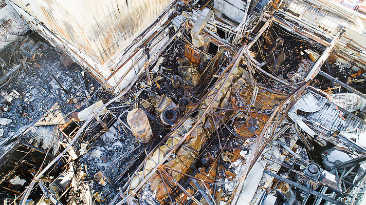 포토 JPG 해외이미지 산업 건축양식 공장 지붕 불 불꽃 안테나 안전 사람없음 건물 손상 장비 긴급 도시 뜨거움 재산 파편 위험 폭발 사건 실업 버리기 장면 문제 보험 깨짐 드론 비극 재 재앙 철강 파멸 혼란 해외202309 해외포토 자연요소 건축물 건축 컨셉 비즈니스 통신 공업 모션 금융 파일형식 소멸