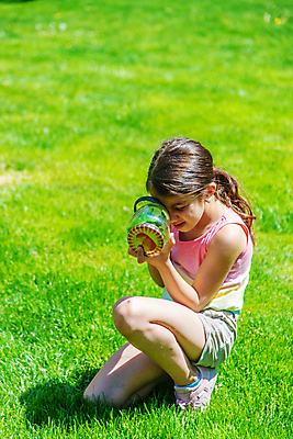 포토 JPG 해외이미지 전신 여자 어린이 자연 돋보기 유리병 한명 들기 야외 관찰 소녀한명만 해외포토 1 모션 병_용기 사람 생태계 여자한명만 소녀만 파일형식