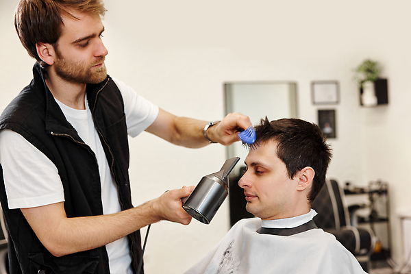 포토 JPG 해외이미지 헤어스타일 응시 남자 건조 앉기 상반신 성인 두명 옆모습 장비 머리빗 조끼 망토 드라이어 미용사 이발 이발소 성인남자만 해외202309 해외포토 직업 시선 뷰포인트 모션 사람 외투 미용용품 뷰티샵 남자만 성인만 파일형식