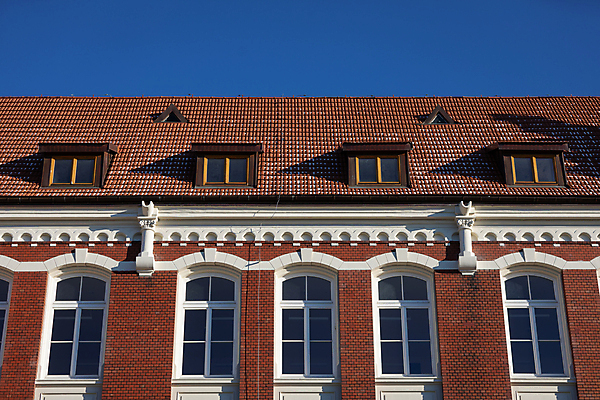 포토 JPG 해외이미지 조각 창문 교실 하늘 지붕 벽돌 사람없음 건물 빨간색 파란색 비행 표현 파편 타일 묘사 만족 아치 기하학 폴란드 천연기념물 고체 옛날 오리지널 웅장함 특별함 스타일 세련 디테일 해외202309 해외포토 건축물 교육 감정 유럽 컬러 컨셉 무늬 학교 파일형식
