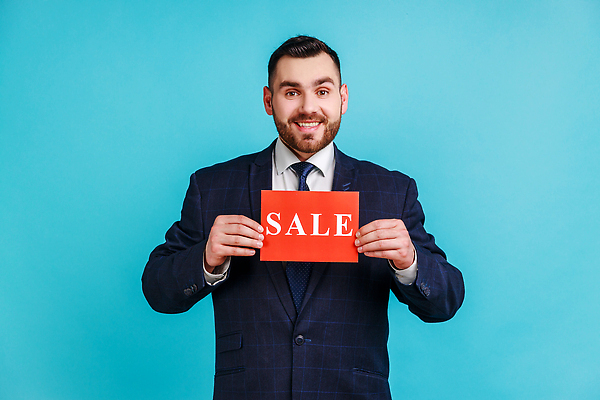 포토 JPG 해외이미지 알파벳 남자 한명 들기 상반신 성인 앞모습 파란색 세일 팻말 절약 성인남자한명만 해외202309 해외포토 1 영어 뷰포인트 컬러 컨셉 모션 프레임 사람 남자한명만 성인남자만 파일형식