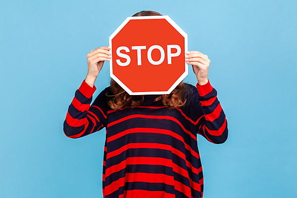 포토 JPG 해외이미지 여자 경고 한명 들기 상반신 성인 앞모습 파란색 표지판 정지 거절 얼굴가리기 성인여자한명만 해외202309 해외포토 1 뷰포인트 컬러 컨셉 모션 알림판 사람 가림 여자한명만 성인여자만 파일형식