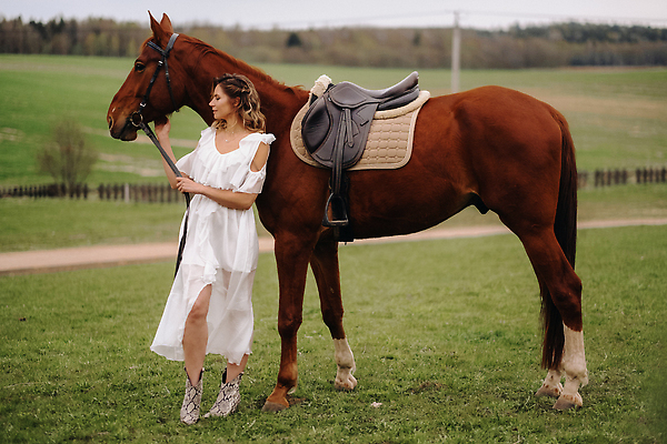 포토 JPG 해외이미지 전신 드레스 여자 한명 상반신 성인 야외 말_동물 승마 말안장 성인여자한명만 쓰다듬기 해외202309 해외포토 1 옷 스포츠 포유류 모션 사람 안장 여자한명만 성인여자만 파일형식