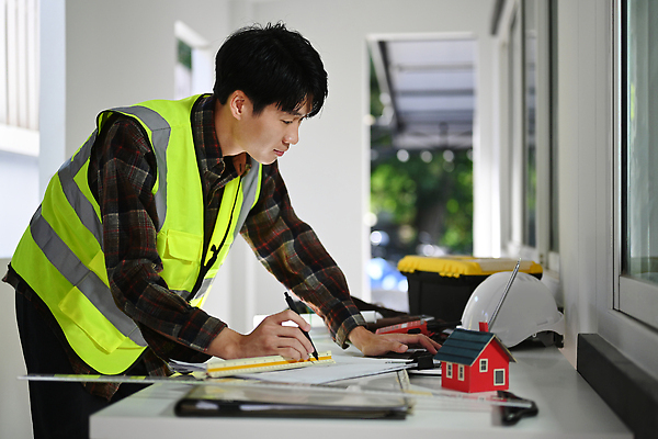 포토 JPG 해외이미지 남자 건축 자 한명 동양인 상반신 성인 옆모습 노트북 건설현장 안전모 건축가 건축모형 안전조끼 성인남자한명만 해외202309 해외포토 직업 1 뷰포인트 문구용품 건설업 사람 인종 전자제품 모형 헬멧 안전장비 남자한명만 성인남자만 파일형식
