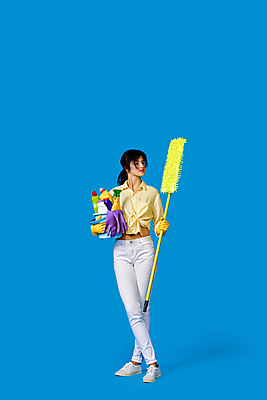 포토 JPG 해외이미지 전신 여자 한명 들기 성인 앞모습 바구니 앞치마 청소 세제 준비 스프레이 고무장갑 대걸레 물걸레 성인여자한명만 해외202309 해외포토 1 뷰포인트 장갑 모션 사람 청소도구 걸레 고무 여자한명만 성인여자만 파일형식