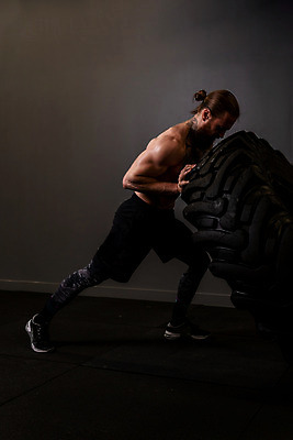 포토 JPG 해외이미지 백인 라이프스타일 남자 스포츠 신체 다이어트 근육 실내 건강 한명 사람 성인 운동 힘 잡기 바퀴 몸무게 보디빌딩 보디빌더 수집 집중 연습 체육관 근육질 타이어 역도 노력 몸통 무거움 리프팅 복근 해외202309 해외포토 서양인 1 컨셉 모션 내부 생활 신체부위 헬스 무게 몸매 파일형식