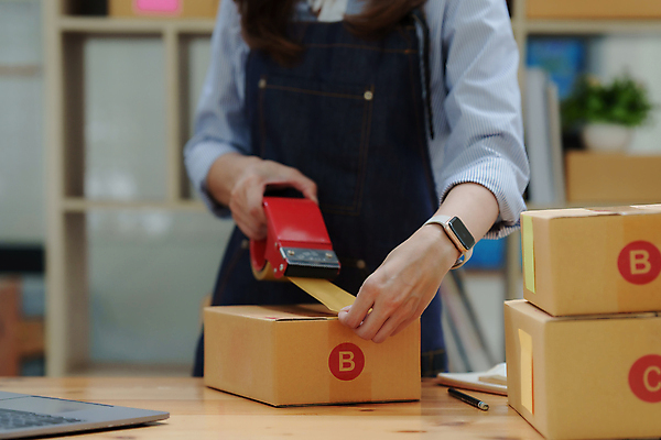 포토 JPG 해외이미지 여자 포장 사업가 한명 상반신 성인 앞모습 작업 비즈니스우먼 사장 테이프 택배상자 붙이기 성인여자한명만 해외202309 해외포토 직업 1 뷰포인트 비즈니스 모션 문구용품 사람 상자 직장인 택배 여자한명만 성인여자만 파일형식