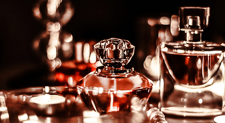 포토 JPG 해외이미지 초 유리 사람없음 빨간색 반사 투명 분위기 고급 향수 보케 진주 향수병 해외202309 해외포토 컬러 컨셉 재질 화장품 보석 병_담는 파일형식