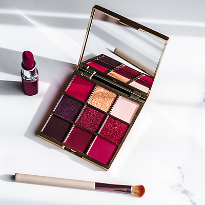 포토 JPG 해외이미지 백그라운드 사람없음 세트 뷰티 거울 립스틱 화려 대리석 아이섀도 메이크업브러쉬 해외202309 해외포토 컨셉 재료 화장품 붓 파일형식