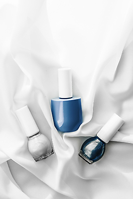 포토 JPG 해외이미지 백그라운드 사람없음 파란색 우아함 흰배경 매니큐어 구김 카피스페이스 해외포토 컬러 컨셉 모션 화장품 공백 흰색 파일형식