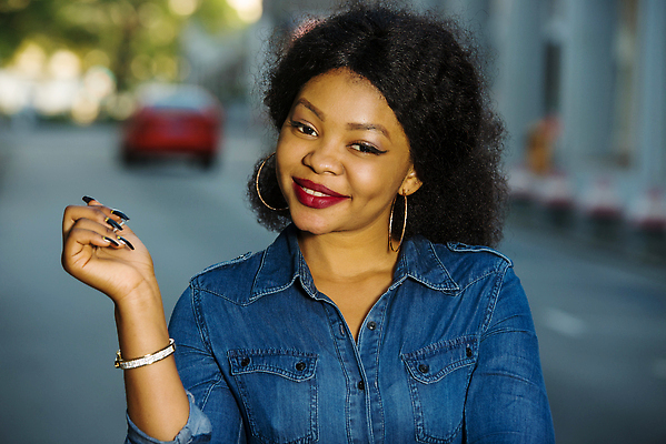 포토 JPG 해외이미지 컨셉 비즈니스 거리 한명 서기 사람 우주 기쁨 듣기 가리킴 도시 선택 상품 대표 왼쪽 만족 방송 추천 인덱스 일반 승진 리모델링 해외202309 해외포토 1 감정 모션 손짓 방향 파일형식