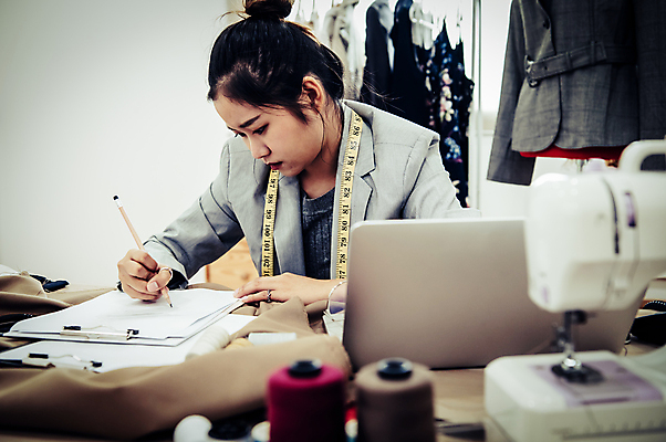 포토 JPG 해외이미지 여자 줄자 한명 성인 연필 잡기 업무 작업 디자이너 책상 서류판 성인여자한명만 해외202309 해외포토 직업 1 가구 모션 학용품 자 사람 필기구 사무용품 여자한명만 성인여자만 파일형식