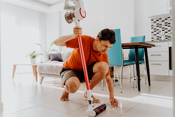 포토 JPG 해외이미지 남자 가구 가사 노동자 바닥 아파트 주택 실내 한명 사람 성인 내부 일상 머리 주방 봄 방 장비 흰색 직물 붓 업무 위생 씻기 먼지떨이 청소 타일 서비스 먼지 닦기 리빙 청소부 스펀지 대걸레 위생관리 진공 해외202309 해외포토 직업 1 계절 컬러 생활용품 모션 관리 건물 라이프 신체부위 청결 작업 청소도구 파일형식