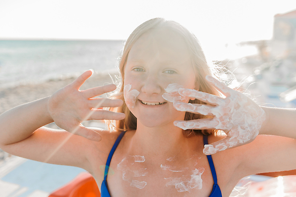 포토 JPG 해외이미지 백인 라이프스타일 여자 행복 얼굴 바다 여행 신체 휴가 건강 한명 사람 성인 물 여름 비키니 태양 뷰티 맑음 흰색 선탠 보호 피부 크림 어깨 피부관리 로션 돌봄 수분크림 신청 해외202309 해외포토 자연요소 서양인 1 계절 수영복 감정 컬러 컨셉 모션 날씨 생활 신체부위 화장품 파일형식
