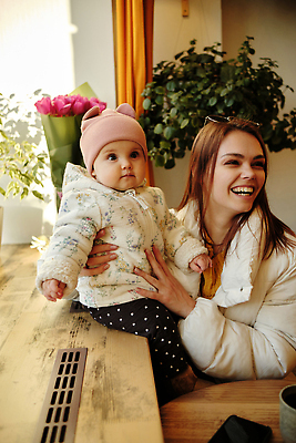 포토 JPG 해외이미지 백인 라이프스타일 여자 딸 행복 커피 어린이 2 가족 탁자 엄마 거리 함께함 사랑 사람 앉기 성인 두명 빨간색 스마트폰 뷰티 식당 카페 기쁨 아기 도시 작음 먹기 점심식사 해외202309 해외포토 서양인 감정 음료 컬러 가구 컨셉 관계 모션 생활 핸드폰 스마트기기 상점 식사 크기 파일형식