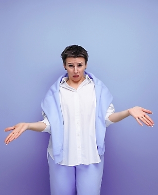 포토 JPG 해외이미지 백인 응시 여자 행복 유럽 벽 포즈 백그라운드 짧은머리 갈색머리 실내 한명 서기 사람 성인 뷰티 카메라 귀여움 놀람 입 흥분 긍정 충격 고립 성인여자만 해외202309 해외포토 서양인 1 헤어스타일 시선 감정 나라 컨셉 모션 표정 내부 신체부위 전자제품 여자만 성인만 파일형식