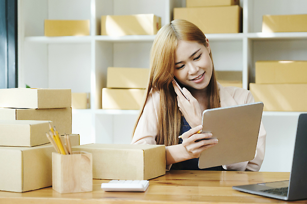 포토 JPG 해외이미지 여자 실내 한명 동양인 성인 쌓기 택배 택배상자 박스포장 온라인쇼핑몰 성인여자한명만 해외202309 해외포토 1 포장 모션 사람 인종 내부 상자 운송업 쇼핑몰 온라인 여자한명만 성인여자만 파일형식