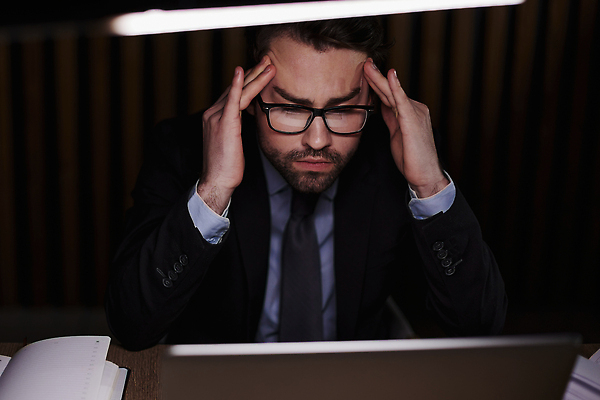 포토 JPG 해외이미지 직업 1 라이프스타일 남자 안경 생각 인터넷 회사 비즈니스 사업가 노동자 갈색머리 실내 한명 사람 앉기 성인 금융 노트북 컴퓨터 사무실 공책 비즈니스맨 자신감 종업원 집중 책상 걱정 싱글 경영자 긴장 경영 배려 지속성 혼자 해외202309 해외포토 헤어스타일 잡화 감정 가구 컨셉 모션 문구용품 내부 생활 경제 전자제품 직장인 리더 파일형식