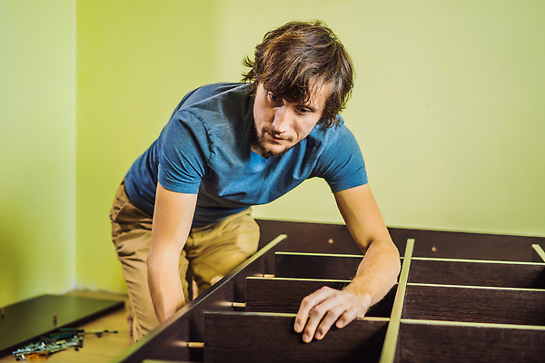 포토 JPG 해외이미지 백인 남자 행복 40대 가구 모션 새로움 주택 함께함 실내 한명 사람 20대 내부 건물 가로 세로 상자 주방 방 도구 공구 자신감 플랫 좌절 망치 흥분 만들기 목공예 팩 문제 DIY 국회 판지 조립 꺼내기 넣기 설치 셀프 어려움 진짜 비어있는 해외202309 해외포토 서양인 1 건축물 감정 중년 생활용품 컨셉 청년 취미 화장품 공예 파일형식