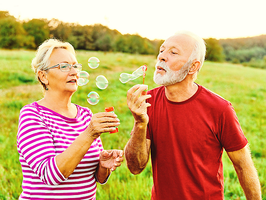 포토 JPG 해외이미지 백인 라이프스타일 커플 공원 여자 노년 남자 행복 결혼 가족 관계 포옹 자연 남편 휴가 함께함 건강 사랑 웃음 사람 성인 야외 두명 뷰티 거품 낭만 아내 결합 불기 은퇴 비누 옛날 해외202309 해외포토 서양인 공공시설 감정 컨셉 안기 모션 표정 이벤트 생활 위생용품 생태계 파일형식