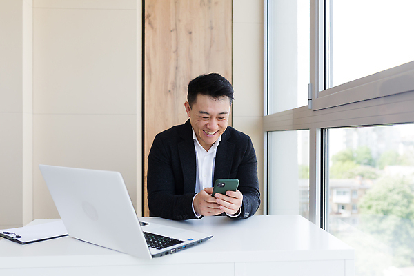 포토 JPG 해외이미지 직업 응시 행복 감정 인터넷 사업가 성공 모바일 주택 한국 한명 서기 웃음 사람 앉기 앞모습 노트북 스마트폰 핸드폰 사무실 독서 디지털 일본 표현 관찰 작업 비즈니스맨 어플리케이션 연결 종업원 책상 흥분 경영자 바쁨 베이징 온라인 승자 염원 해외202309 해외포토 1 시선 남자 아시아 뷰포인트 가구 컨셉 비즈니스 모션 표정 건물 전자제품 스마트기기 중국 직장인 리더 파일형식