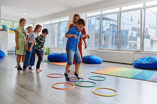 포토 JPG 해외이미지 여자 남자 어린이 스포츠 쿠션 창문 놀이 실내 소년 여러명 성인 점프 교사 카펫 유치원 고리 체육 즐거움 해외202309 해외포토 직업 교육 감정 다수 모션 사람 내부 파일형식