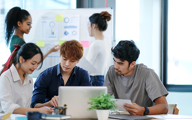 포토 JPG 해외이미지 직업 회사 비즈니스 통신 회의 그래프 협력 설계 대화 사람 여러명 금융 노트북 컴퓨터 사무실 업무 작업 비즈니스맨 비즈니스우먼 발표 그룹 계획 토론 분석 동료 보고서 상담 경영자 문서 경영 마케팅 프로젝트 콜라보레이션 브레인스토밍 해외202309 해외포토 여자 남자 다수 컨셉 관계 말하기 경제 전자제품 직장인 리더 파일형식