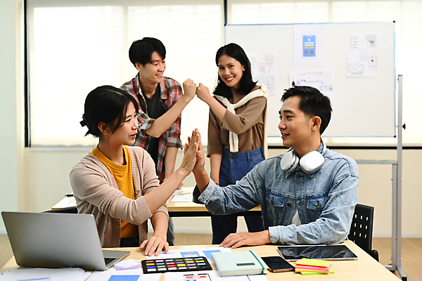 포토 JPG 해외이미지 디자인 여자 남자 비즈니스 설계 서기 앉기 여러명 상반신 성인 노트북 헤드셋 칠판 계획 디자이너 책상 하이파이브 UI 성인만 해외202309 해외포토 직업 음향기기 가구 다수 컨셉 모션 사람 손짓 전자제품 헤드폰 파일형식